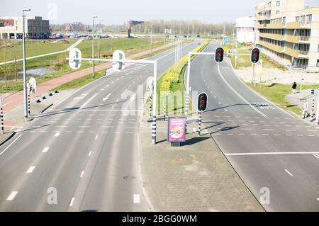 Arnhem, Pays-Bas - 28 mars 2020: Route vide à proximité de la gare Arnhem Zuid, Banque D'Images