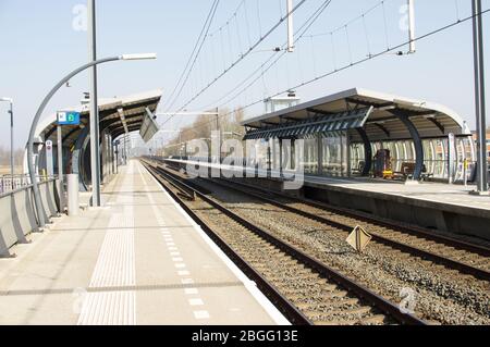 Arnhem, Pays-Bas - 28 mars : station vide Arnhem au sud aux Pays-Bas avec un ciel bleu clair Banque D'Images