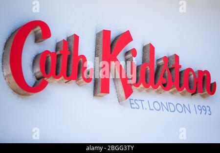 Le panneau situé au-dessus de l'entrée principale du magasin Cath Kidston dans Princes Street d'Édimbourg. Cath Kidston doit fermer définitivement ses 60 magasins britanniques avec la perte de plus de 900 emplois. Banque D'Images