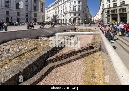 VIENNE, AUTRICHE - 22 AVRIL 2019 : vue sur la ville de Vienne. Les ruines de la ville romaine sur un front et les peuples dans les rues. Banque D'Images