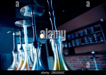 Bar à hokah ou à chicha en fibre de verre, fond noir foncé fumé Banque D'Images