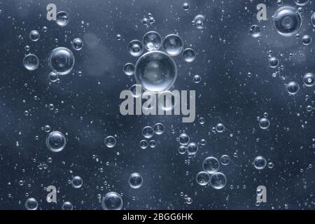 Bulles d'air colorées dans l'eau Banque D'Images