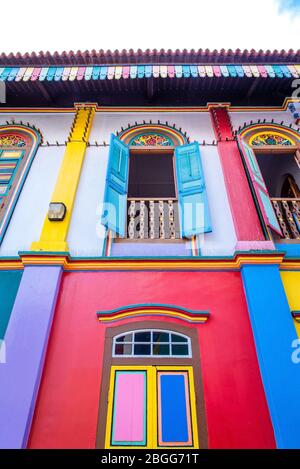 Singapour, octobre 2019 : Maison colorée de Tan Teng Niah contre le ciel bleu. Lieu touristique populaire dans le quartier de Little India. 37, chemin Curbau Banque D'Images