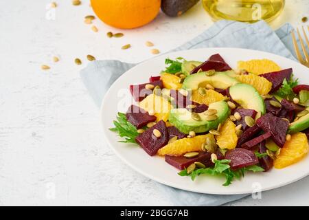 Salade végétalienne avec feta ricotta et graines de citrouille à la betterave, céto cétogène Banque D'Images