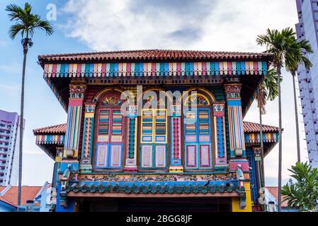 Singapour, octobre 2019 : Maison colorée de Tan Teng Niah contre le ciel bleu. Lieu touristique populaire dans le quartier de Little India. 37, chemin Curbau Banque D'Images