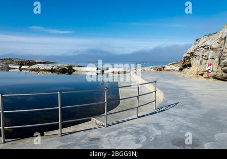 Accès à l'escalier, clôture de sécurité et bouée de sauvetage arrimé au rocher de la piscine publique de mer de Sjobadet Myklebust à Tananger, Norvège, mai 2018 Banque D'Images