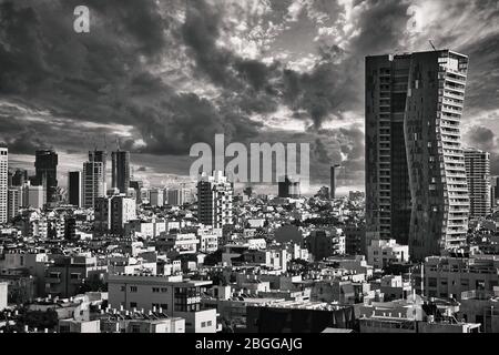 Magnifique paysage urbain noir et blanc - tel Aviv, Israël sous un ciel incroyable. Banque D'Images