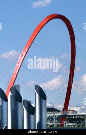 Turin, Piémont, Italie l'arche avec les Alpes enneigées en arrière-plan Banque D'Images