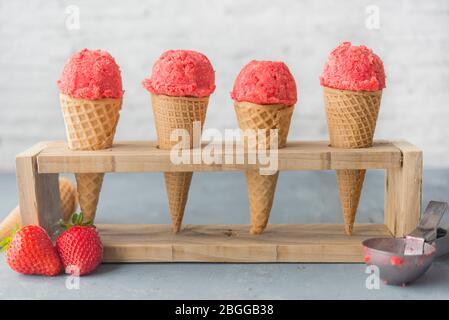 LA MEILLEURE RECETTE DE CRÈME GLACÉE AUX FRAISES Banque D'Images