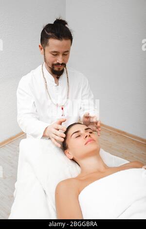 Chiropraticien faisant un massage de tête énergique. Le massage aide à transformer l'énergie négative en énergie positive. Médecine alternative Banque D'Images