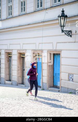 Les gens qui font du jogging dans les rues de Prague pendant la quarantaine Banque D'Images