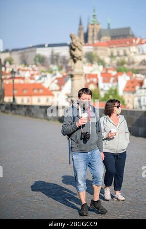 Les gens sur le pont Charles à Prague pendant la quarantaine Banque D'Images