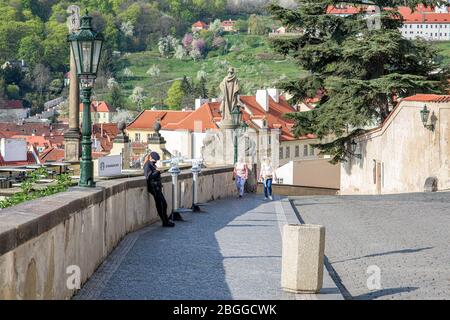 Des gens et une femme de police sur la place devant le château de Prague Banque D'Images