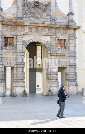 Garde du château devant le château de Prague pendant la quarantaine