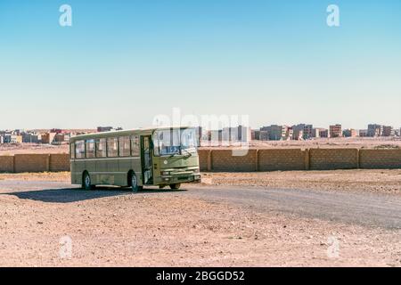 Ouarzazate, Maroc - 18 mars 2020: Bus vert utilisé comme accessoires dans Cinema Atlas Studios Banque D'Images