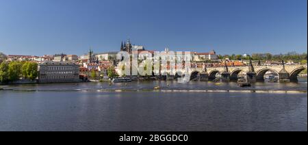 Pont Charles et panorama du château de Prague. Capitale de la république tchèque. Journée ensoleillée. Banque D'Images