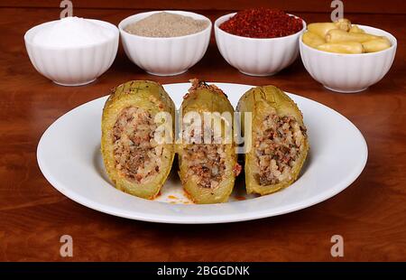 Courgettes farcies très gentilles avec épices parfumées turques sur plaque blanche Banque D'Images