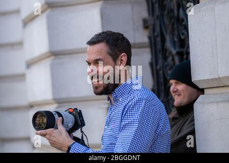 Londres, Royaume-Uni. 21 avril 2020. Andrew Parsons, le conseiller spécial/photographe personnel de Boris Johnson prenant des photos à Downing Street après avoir récupéré de covid-19 crédit: Ian Davidson/Alay Live News Banque D'Images