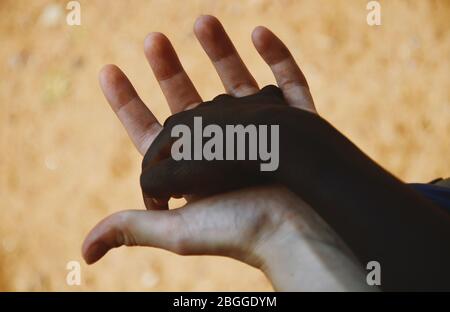 Image de la tenue des mains ensemble : le peuple noir et blanc comme symbole de paix pour notre avenir Banque D'Images