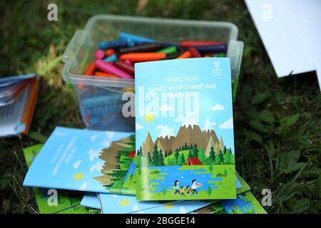 Activité de point de contrôle d'orientation extérieure . Orientation dans les bois . Livre d'orientation dans les bois . Azerbaïdjan, Ismayilli 26.08.2016 : Banque D'Images