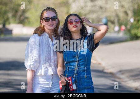 Glasgow, Royaume-Uni. 21 avril 2020. Photo : les gens s'habillent en été comme ils aiment le soleil chaud et le ciel bleu. Scènes du parc Kelvingrove à Glasgow pendant le verrouillage du coronavirus (COVID-19). Crédit : Colin Fisher/Alay Live News Banque D'Images