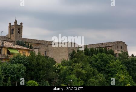 Offida, un magnifique village riche en histoire et traditions, surplombant les collines relaxantes de la région des Marches - Italie Banque D'Images