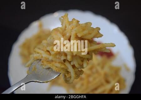 spaghetti à la sauce tomate et au poulet Banque D'Images