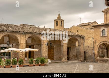 Offida, un magnifique village riche en histoire et traditions, surplombant les collines relaxantes des Marches, à mi-chemin entre Ascoli Piceno et la mer Banque D'Images