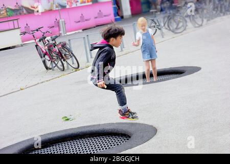 Berlin, Allemagne. 18 septembre 2016. Un garçon saute sur un trampoline dans la rue près du supermarché. Amuse-toi bien Banque D'Images