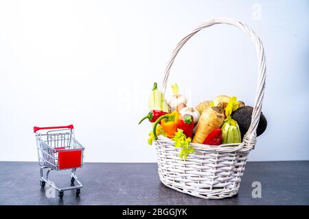 Petit panier avec panier d'épicerie plein de légumes verts Banque D'Images