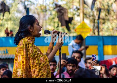 Les étudiants de l'Université Jadavpur avec Aishee Ghosh, qui ont lancé un appel pour condamner et résister au fascisme de l'ABVP et du BJP dans l'université Banque D'Images