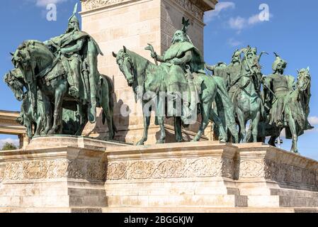 Les statues équestres des chefs de tribu hongrois sur la place des Héros à Budapest, en Hongrie Banque D'Images
