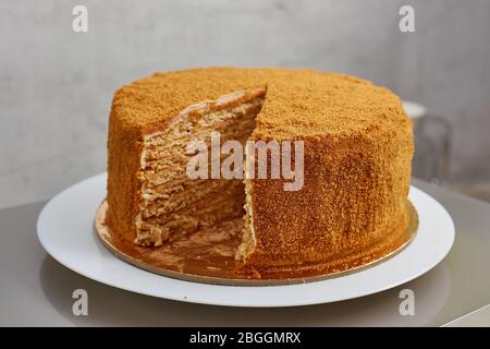 gâteau au miel maison sans pièce. Sur une plaque blanche dans un style minimaliste. Banque D'Images