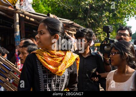 Les étudiants de l'Université Jadavpur avec Aishee Ghosh, qui ont lancé un appel pour condamner et résister au fascisme de l'ABVP et du BJP dans l'université Banque D'Images