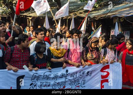 Les étudiants de l'Université Jadavpur avec Aishee Ghosh, qui ont lancé un appel pour condamner et résister au fascisme de l'ABVP et du BJP dans l'université Banque D'Images