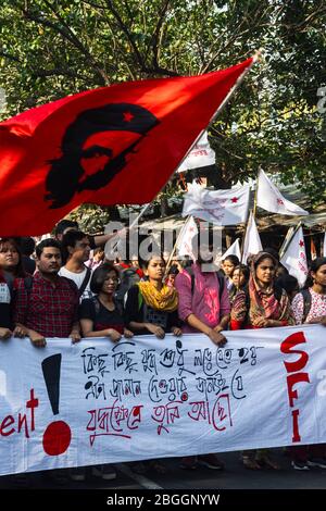 Les étudiants de l'Université Jadavpur avec Aishee Ghosh, qui ont lancé un appel pour condamner et résister au fascisme de l'ABVP et du BJP dans l'université Banque D'Images