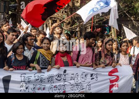 Les étudiants de l'Université Jadavpur avec Aishee Ghosh, qui ont lancé un appel pour condamner et résister au fascisme de l'ABVP et du BJP dans l'université Banque D'Images