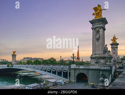Pont Alexandre-III Pont sur la Seine au crépuscule avec la Tour Eiffel visible, Paris, France Banque D'Images