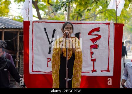 Les étudiants de l'Université Jadavpur avec Aishee Ghosh, qui ont lancé un appel pour condamner et résister au fascisme de l'ABVP et du BJP dans l'université Banque D'Images