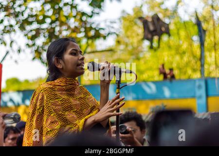 Les étudiants de l'Université Jadavpur avec Aishee Ghosh, qui ont lancé un appel pour condamner et résister au fascisme de l'ABVP et du BJP dans l'université Banque D'Images