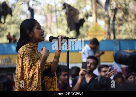 Les étudiants de l'Université Jadavpur avec Aishee Ghosh, qui ont lancé un appel pour condamner et résister au fascisme de l'ABVP et du BJP dans l'université Banque D'Images