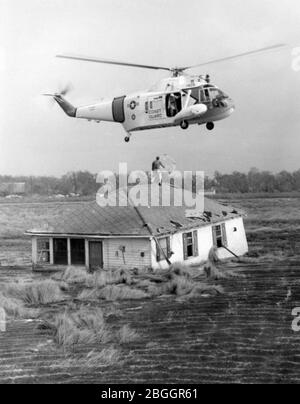 HH-52 A sauve l'homme de la maison Louisiane 1965. Banque D'Images