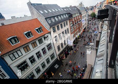 Vue sur le toit sur les rues animées du centre-ville de Copenhague, Danemark Banque D'Images