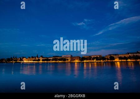 Vue en soirée sur Copenhague, Danemark, au-dessus de l'eau. Prise de vue au crépuscule (heure bleue) Banque D'Images