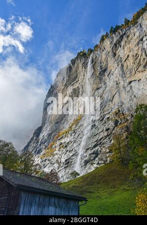 Belle vue sur le village de Lauterbrunnen en Suisse Banque D'Images
