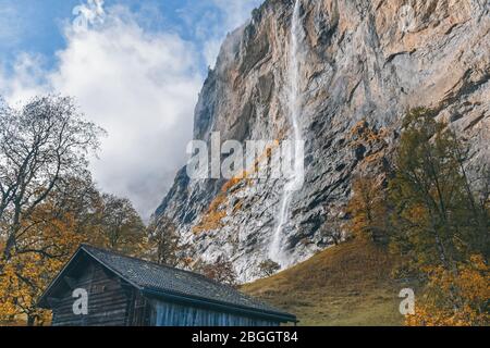 Belle vue sur le village de Lauterbrunnen en Suisse Banque D'Images