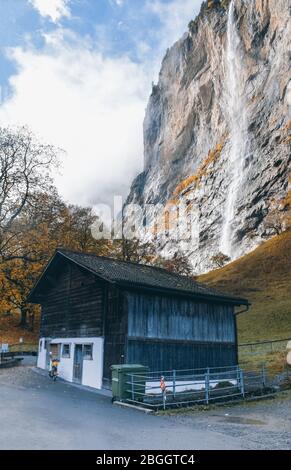 Belle vue sur le village de Lauterbrunnen en Suisse Banque D'Images