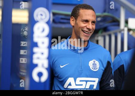 LONDRES, ANGLETERRE. Le défenseur des Queens Park Rangers Rio Ferdinand sourit tous les sourires avant le match de la Ligue des Premier Barclays entre les Queens Park Rangers et Liverpool sur Loftus Road, Londres le dimanche 19 octobre 2014 (Credit: MI News) Banque D'Images