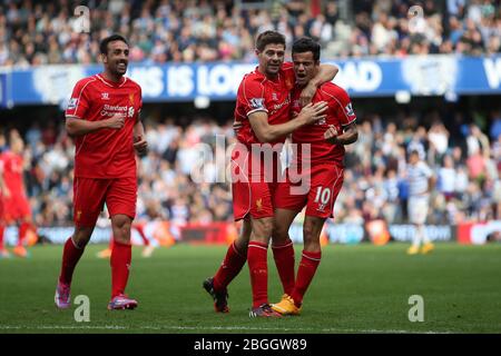 LONDRES, ANGLETERRE. Le grand-père de Liverpool Philippe Coutinho célèbre avec le grand-père de Liverpool et le capitaine Steven Gerrard après avoir obtenu 1 à 2 au cours de la deuxième moitié du match de la Ligue des Barclays Premier entre les Queens Park Rangers et Liverpool à Loftus Road, Londres, le dimanche 19 octobre 2014 (Credit: MI News) Banque D'Images