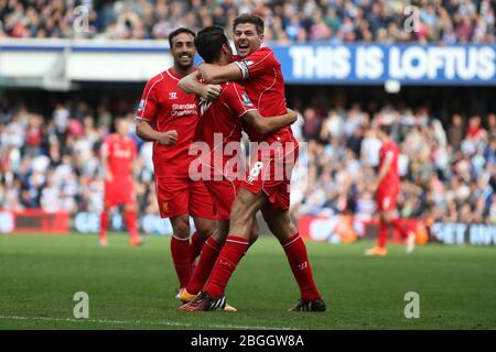 LONDRES, ANGLETERRE. Le grand-père de Liverpool Philippe Coutinho célèbre avec le grand-père de Liverpool et le capitaine Steven Gerrard après avoir obtenu 1 à 2 au cours de la deuxième moitié du match de la Ligue des Barclays Premier entre les Queens Park Rangers et Liverpool à Loftus Road, Londres, le dimanche 19 octobre 2014 (Credit: MI News) Banque D'Images